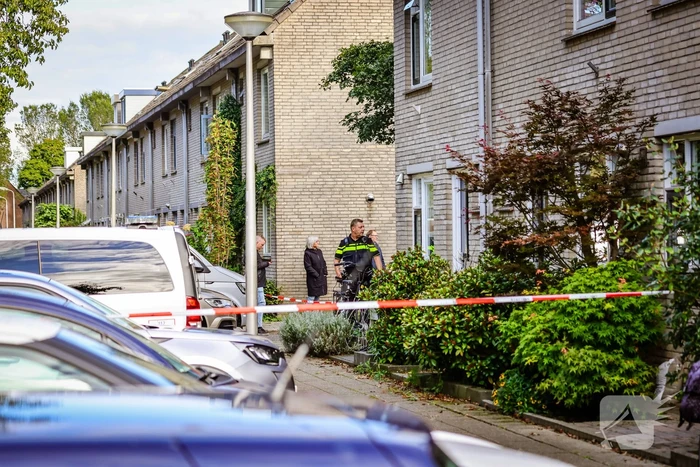 Verward persoon sluit zichzelf op in woning