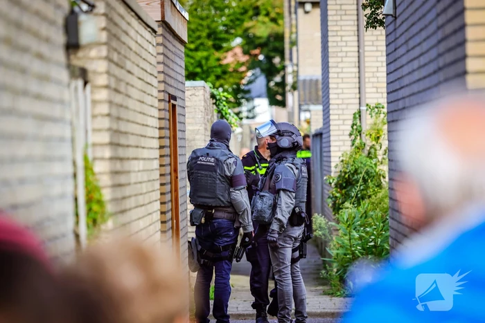 Verward persoon sluit zichzelf op in woning