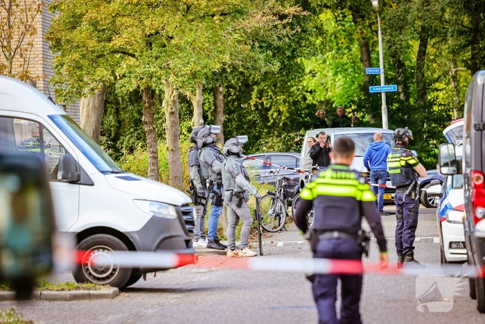Verward persoon sluit zichzelf op in woning