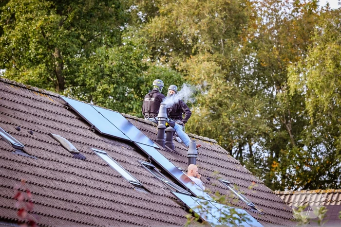 Verward persoon sluit zichzelf op in woning