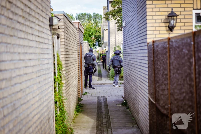 Verward persoon sluit zichzelf op in woning