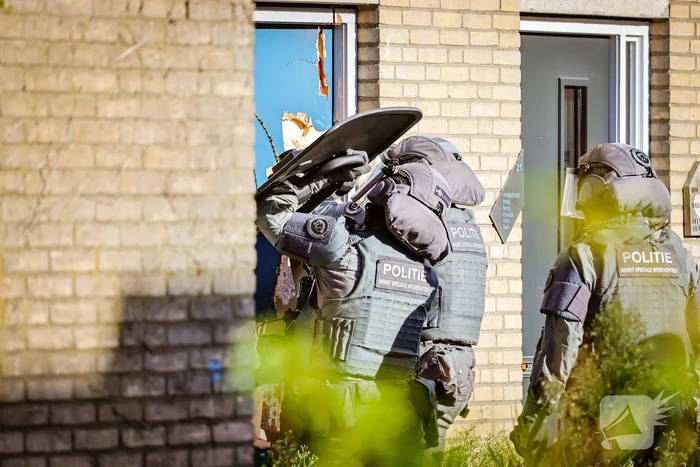 Verward persoon sluit zichzelf op in woning