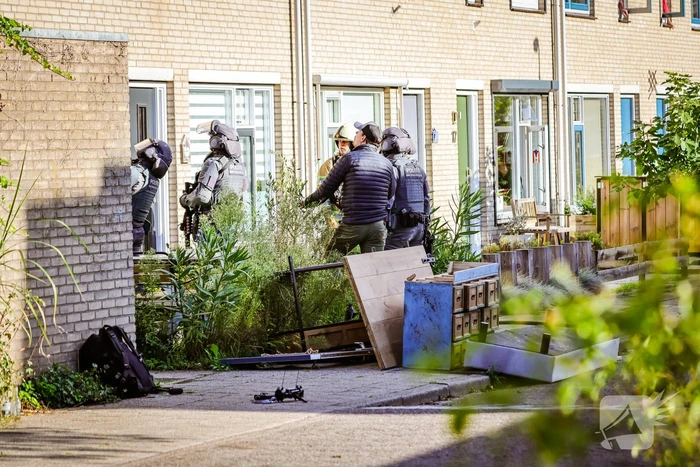 Verward persoon sluit zichzelf op in woning