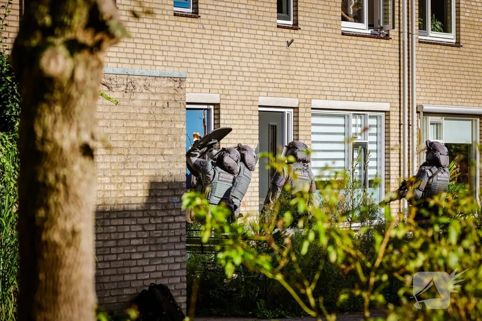 Verward persoon sluit zichzelf op in woning