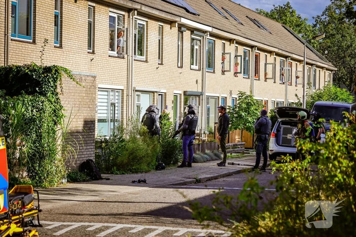 Verward persoon sluit zichzelf op in woning