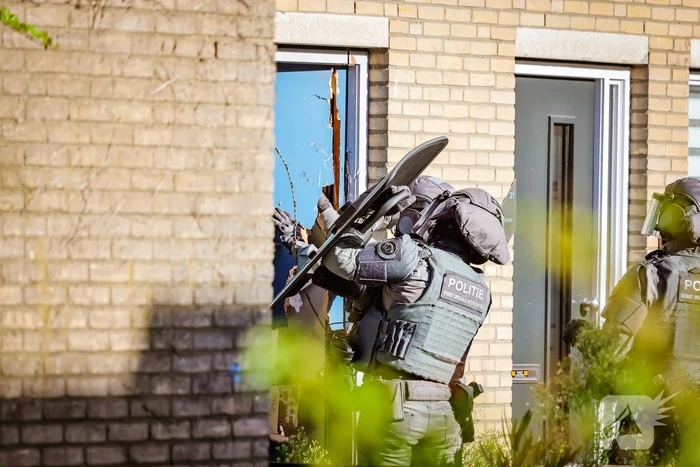 Verward persoon sluit zichzelf op in woning