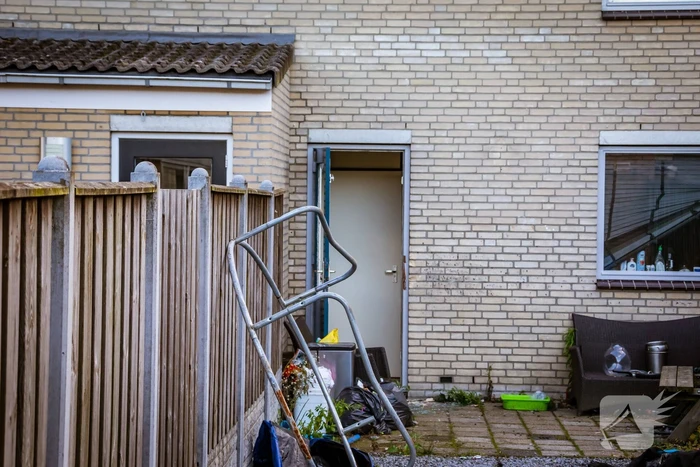 Verward persoon sluit zichzelf op in woning