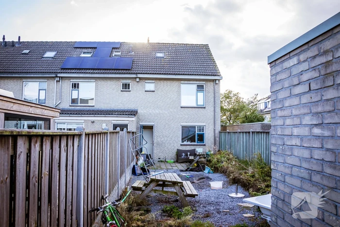 Verward persoon sluit zichzelf op in woning