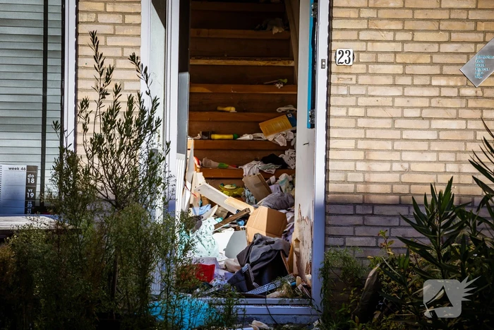 Verward persoon sluit zichzelf op in woning