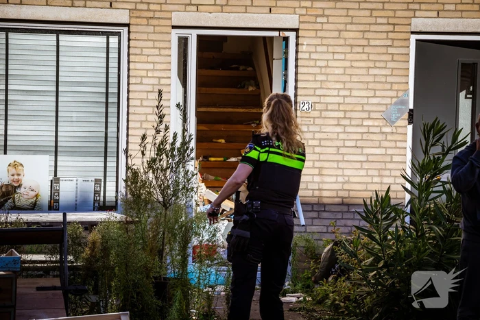 Verward persoon sluit zichzelf op in woning