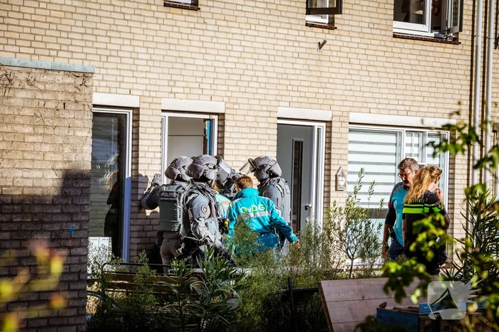 Verward persoon sluit zichzelf op in woning
