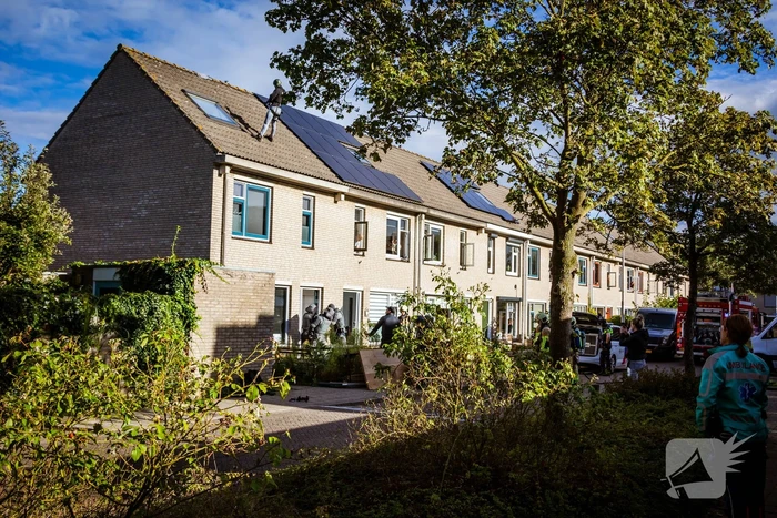 Verward persoon sluit zichzelf op in woning