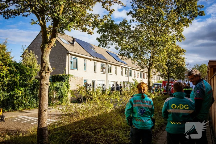 Verward persoon sluit zichzelf op in woning