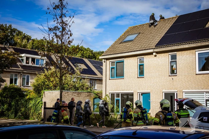 Verward persoon sluit zichzelf op in woning