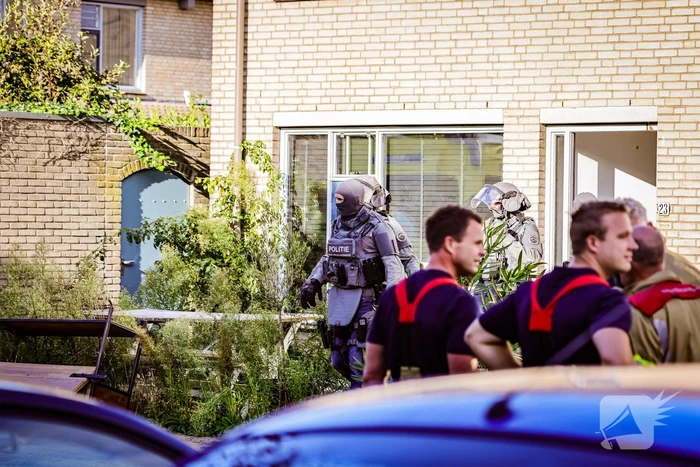 Verward persoon sluit zichzelf op in woning
