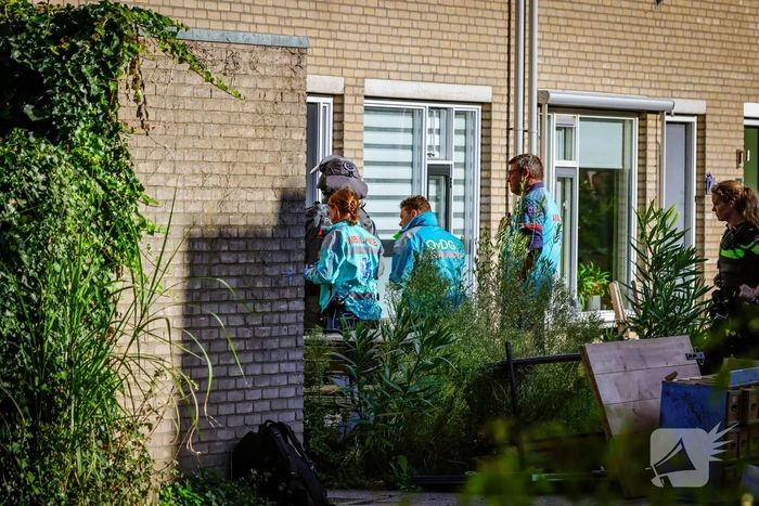 Verward persoon sluit zichzelf op in woning