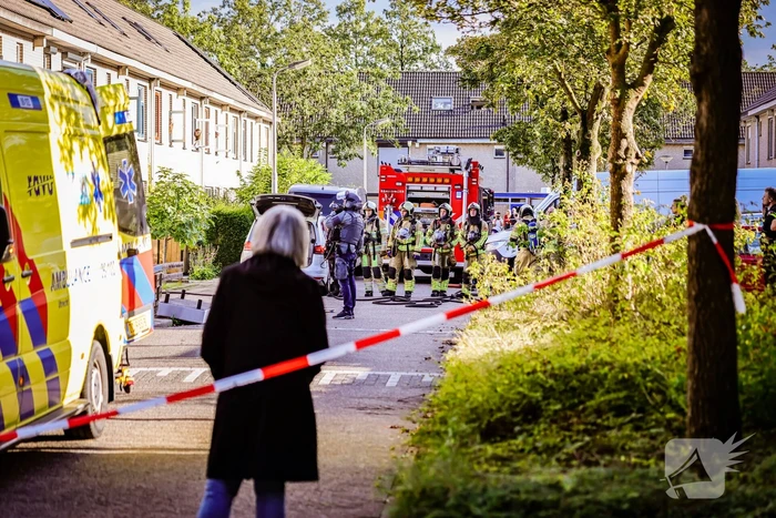 Verward persoon sluit zichzelf op in woning