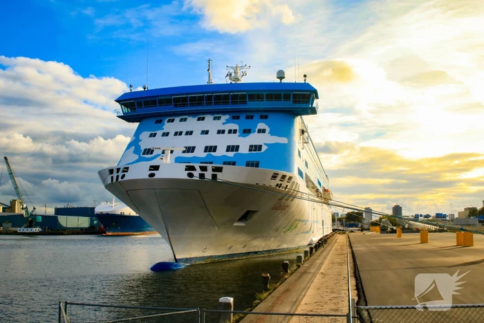Cruiseschip voor asielzoekers afgemeerd in haven