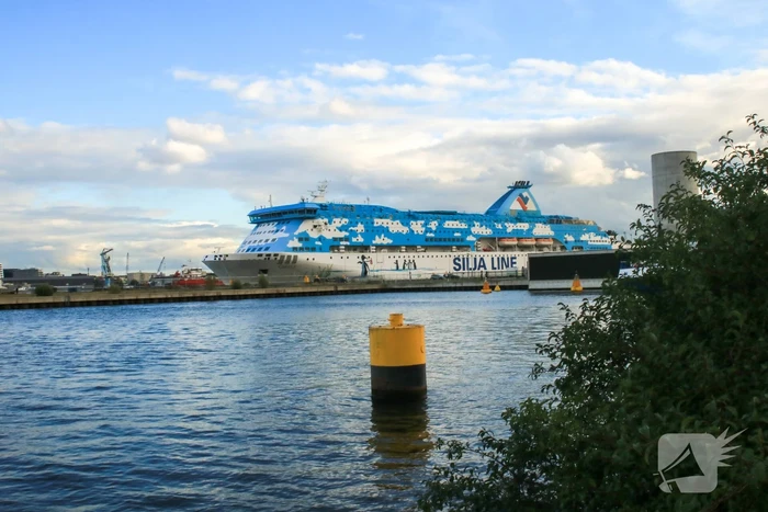Cruiseschip voor asielzoekers afgemeerd in haven
