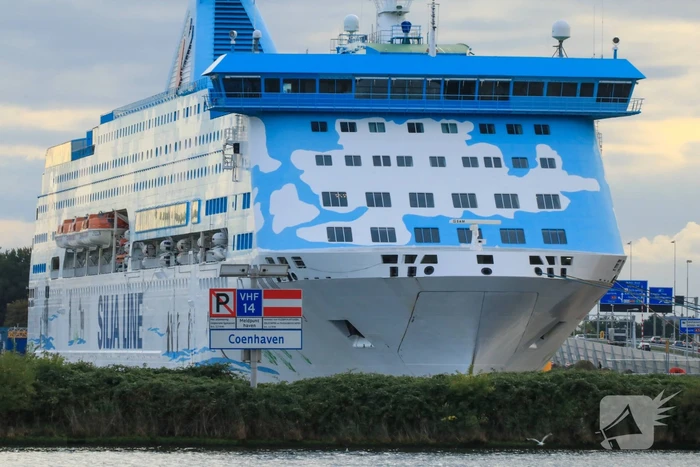 Cruiseschip voor asielzoekers afgemeerd in haven