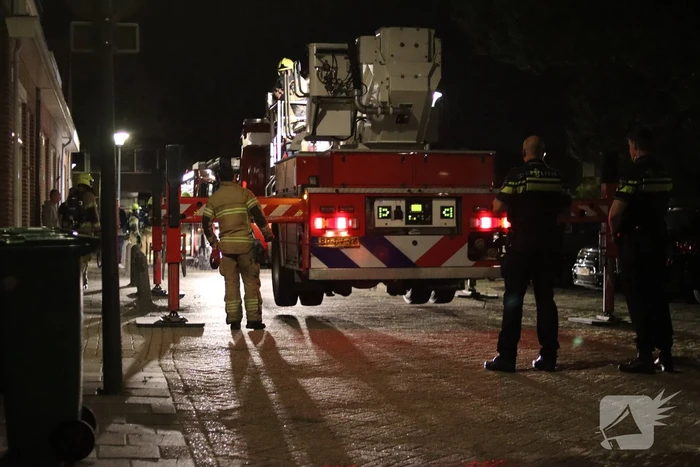 Brandweer veegt schoorsteen na brand