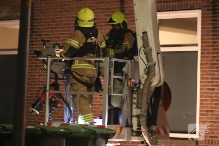 Brandweer veegt schoorsteen na brand
