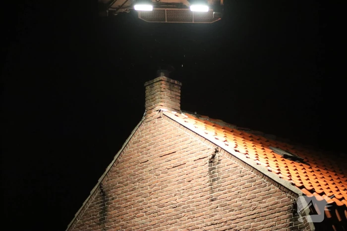 Brandweer veegt schoorsteen na brand