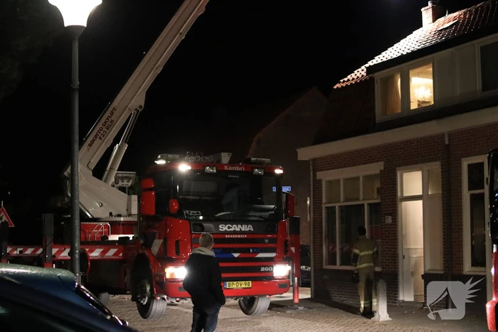 Brandweer veegt schoorsteen na brand