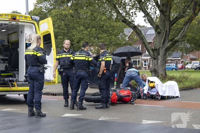 Motorrijder gaat onderuit en raakt gewond