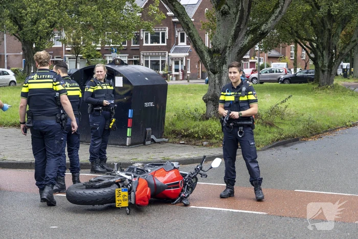 Motorrijder gaat onderuit en raakt gewond