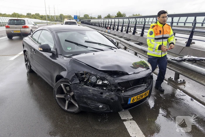 Bestuurder botst met auto tegen vangrail