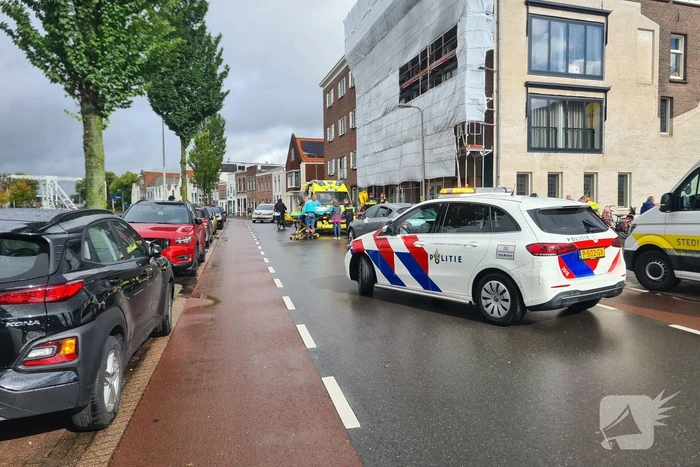 Vrouw op fiets gewond bij botsing met auto