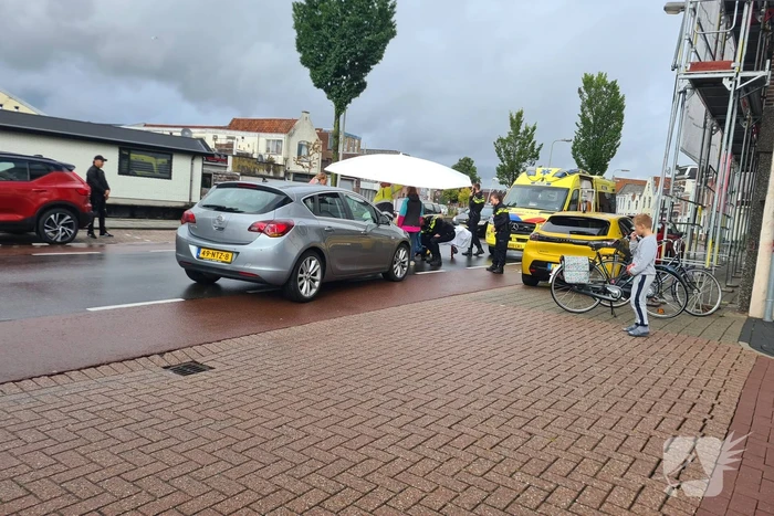 Vrouw op fiets gewond bij botsing met auto
