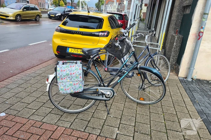 Vrouw op fiets gewond bij botsing met auto