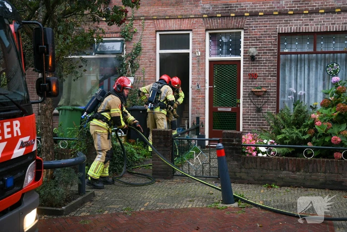 Stoel in woonkamer vliegt in brand