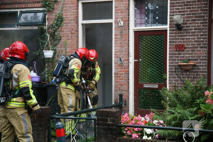 Stoel in woonkamer vliegt in brand