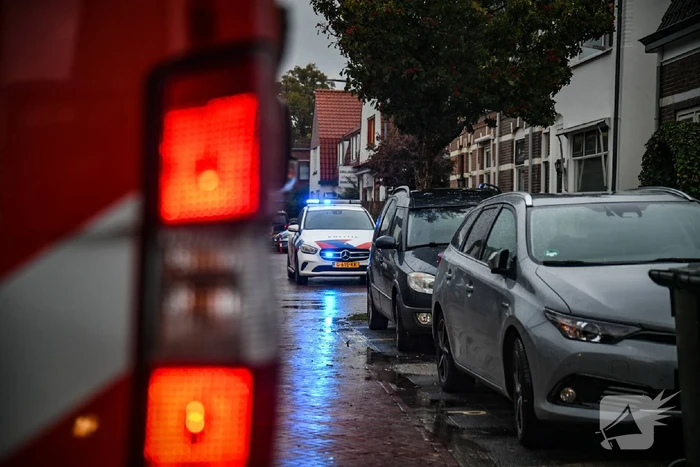 Stoel in woonkamer vliegt in brand