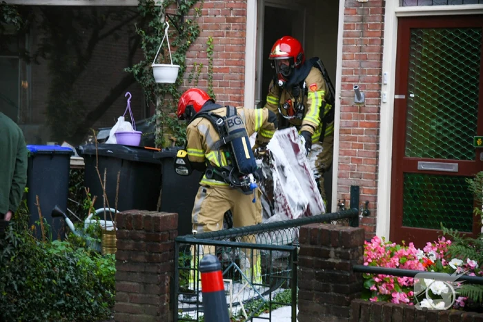 Stoel in woonkamer vliegt in brand