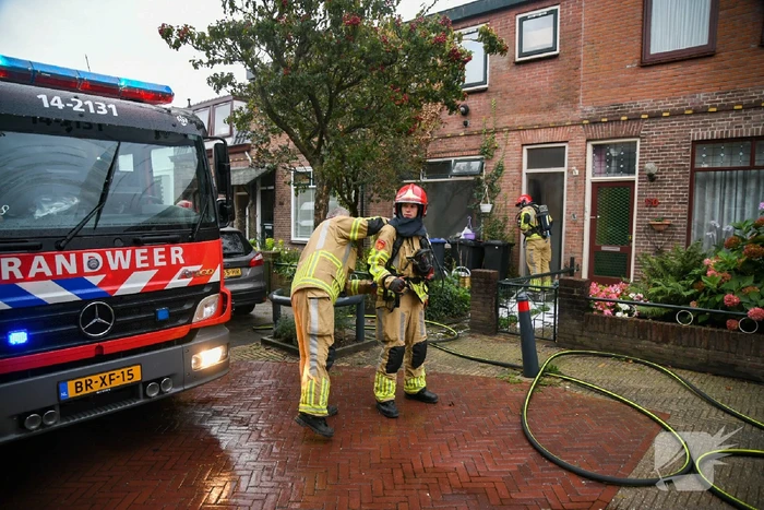 Stoel in woonkamer vliegt in brand