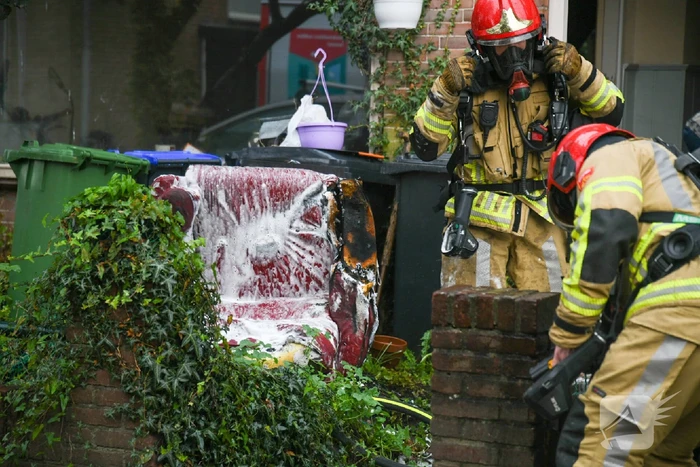 Stoel in woonkamer vliegt in brand
