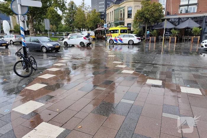 Fietser en automobilist met elkaar in botsing