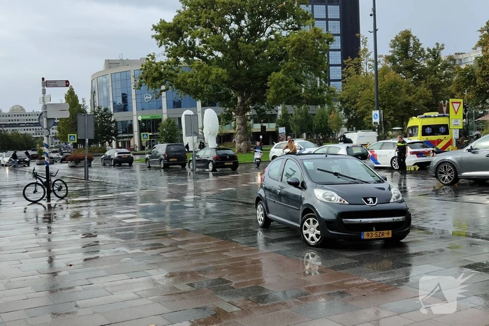 Fietser en automobilist met elkaar in botsing