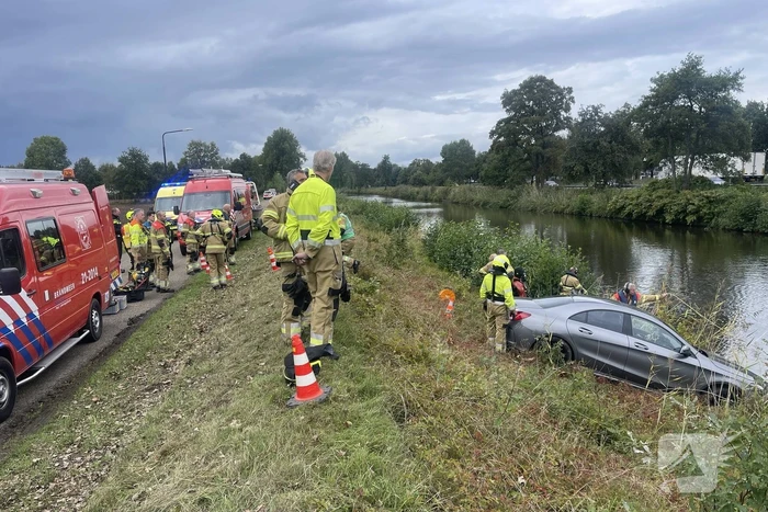Auto belandt bijna te water