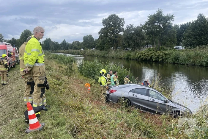 Auto belandt bijna te water