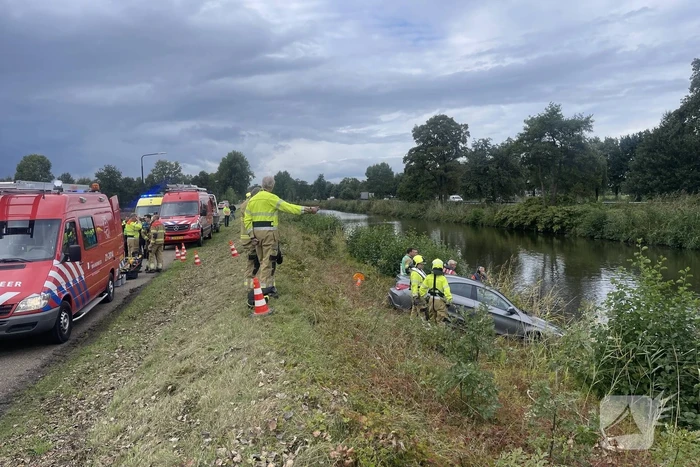 Auto belandt bijna te water
