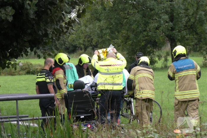 Persoon met scootmobiel te water