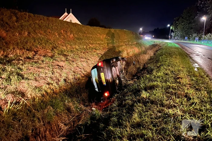 Automobilist vliegt uit de bocht en belandt in sloot