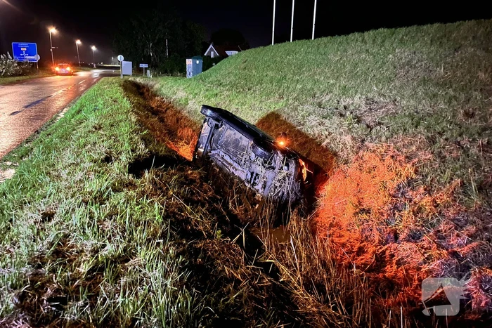Automobilist vliegt uit de bocht en belandt in sloot