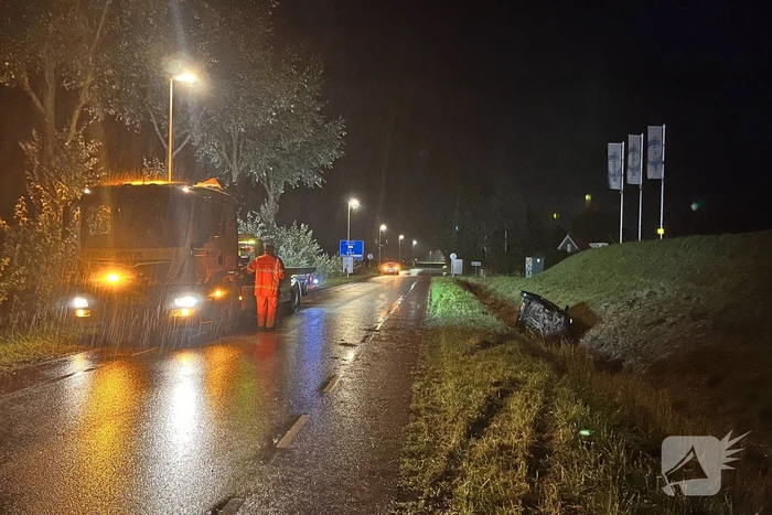 Automobilist vliegt uit de bocht en belandt in sloot