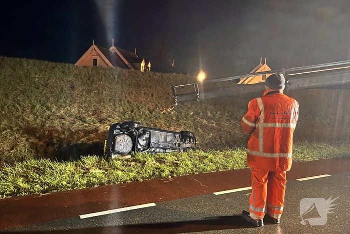 Automobilist vliegt uit de bocht en belandt in sloot